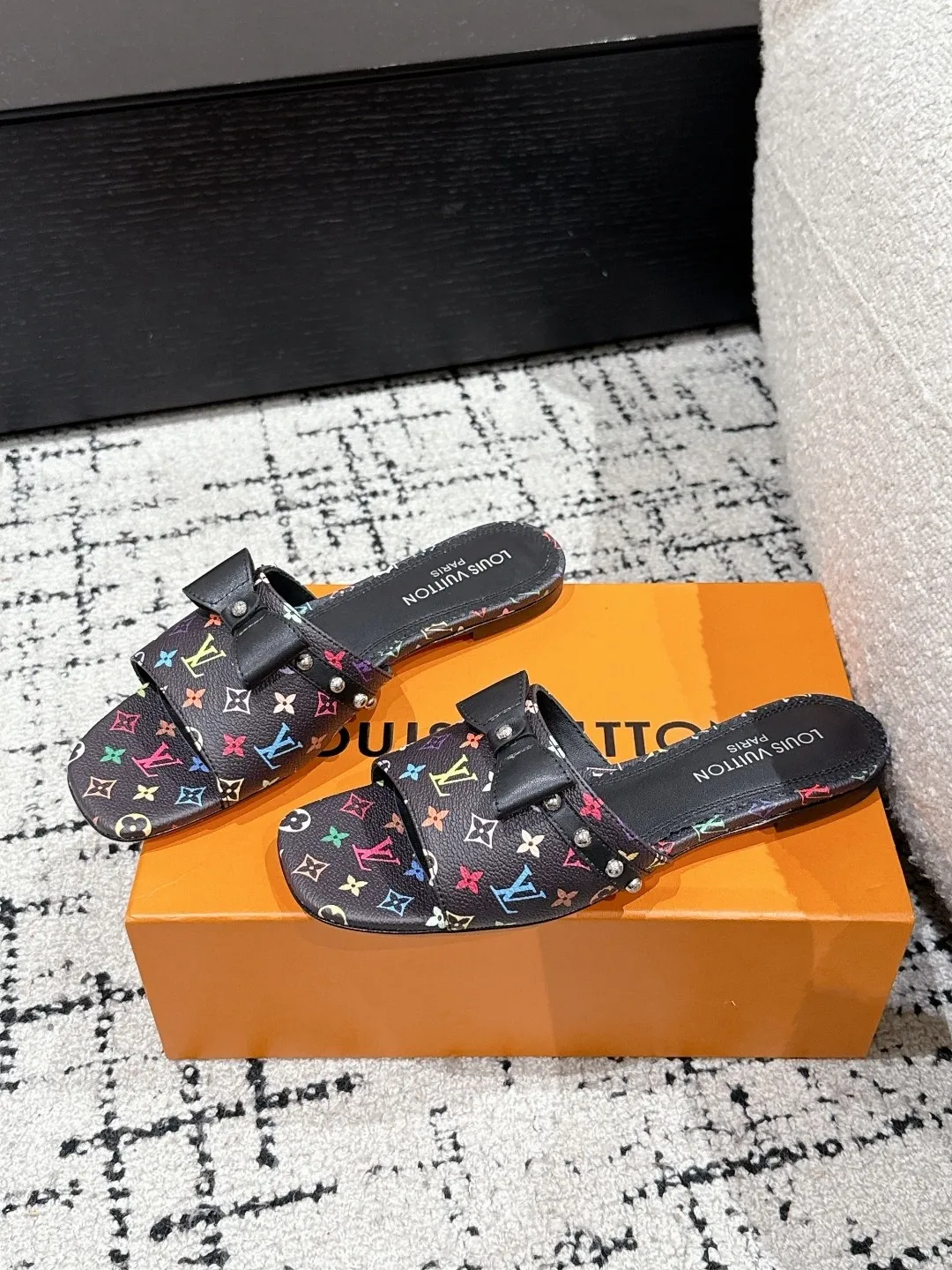 👟👟Ex-factory price 480👟👟 LouisVuitton 25/ Spring and summer new style black and white three-color cat-heeled flat sandals. It is difficult not to doubt whether it borrowed from the Tang Dynasty's Tang Sancai as a basis and innovated it into the classic LV logo. It used color and the large area of ​​​​the upper color as a contrast to create the white or black three-color element style of the upper, creating another classic style! Super greasy on feet! Indescribable fashion! It’s easy to match every day, and it’s very relevant to the changes and development of the times! Kitten heels are super easy to wear and give your feet a full summer vibe!  ✔️Material: original customized fabric ✔️Inner lining: cow lining ✔️Outsole: genuine leather outsole imported from Italy ✔️Size: #35-41 (40.41 customization is not returnable)